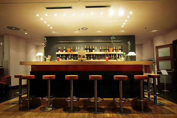 What is a top-rated Dallas bar with giant screens for catching the latest games?
